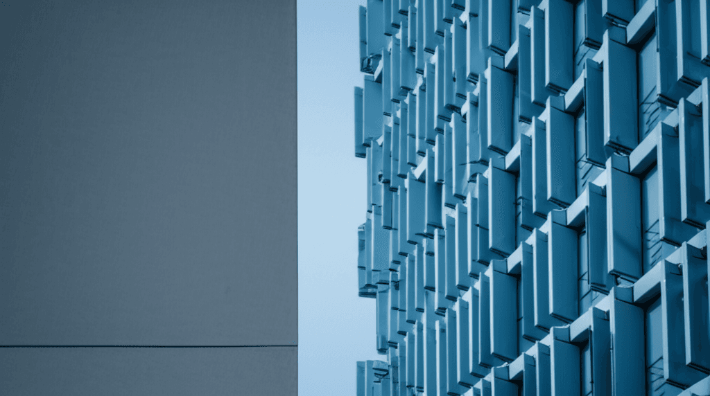 Microservices versus monolith architecture comparison visualization